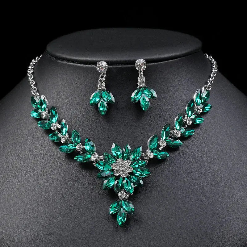 Flower Crystal Wedding Jewelry Set - Vintage - detail view | Veloria