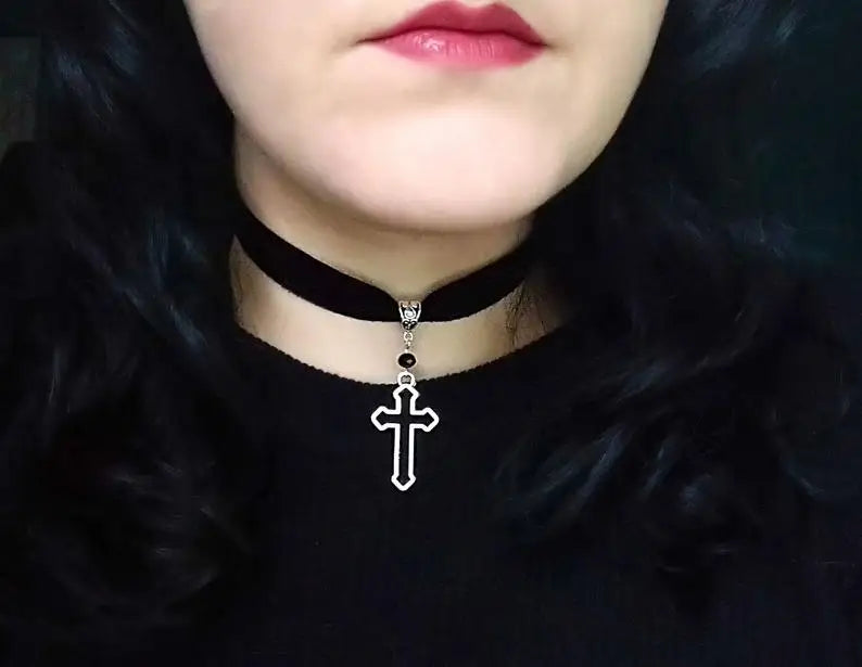 Moon O-Ring Choker Necklace - Gothic Black - detail view | Veloria