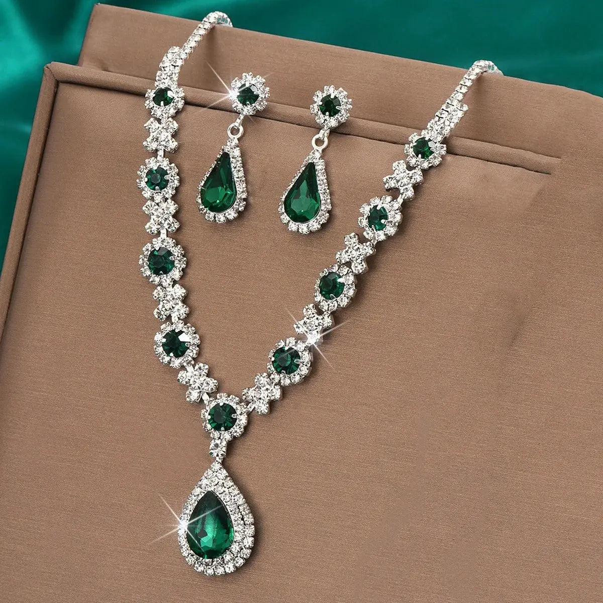 Geometric Water Drop Jewelry Set - pendant close-up | Veloria