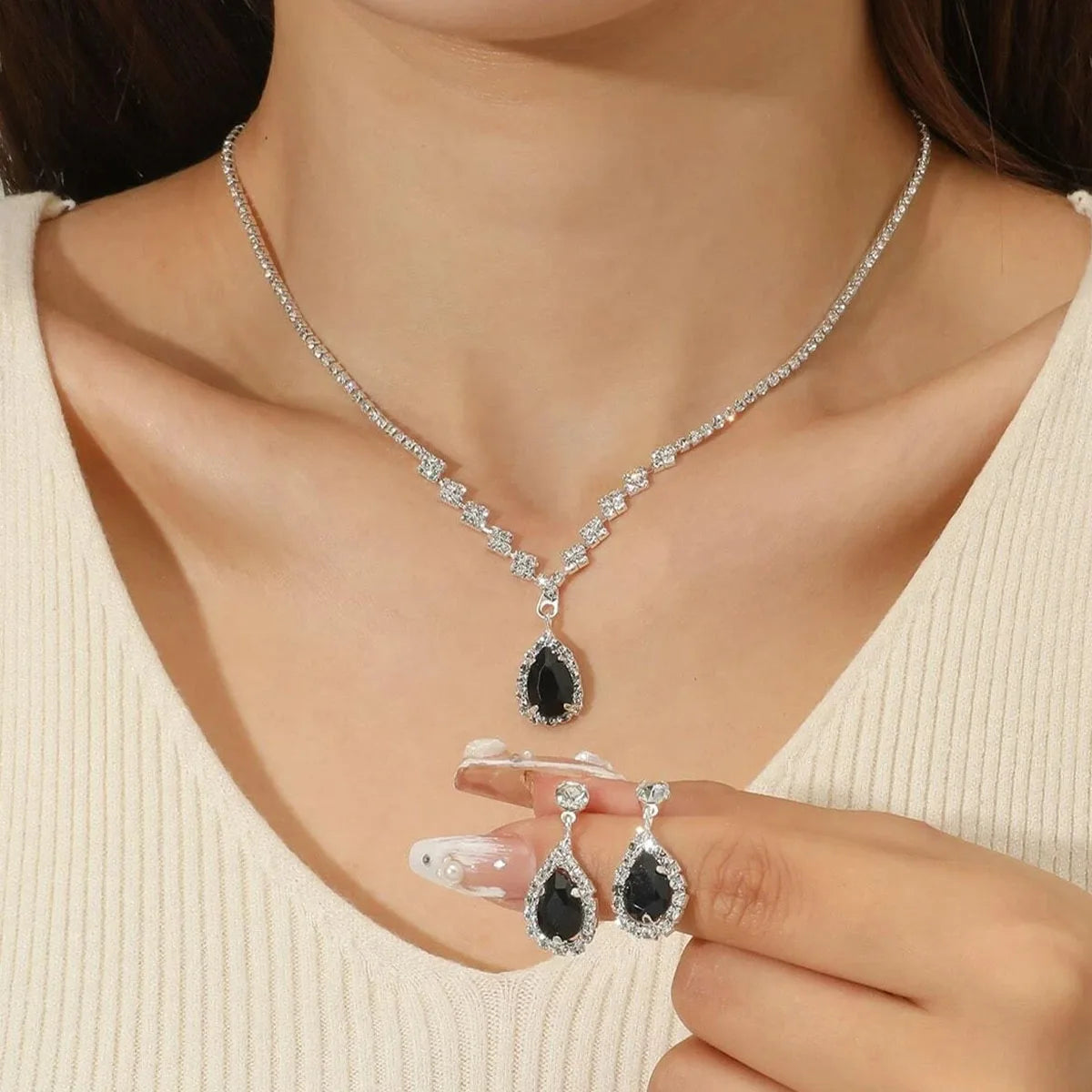 Water Drop Bridal Set - drop necklace detail | Veloria