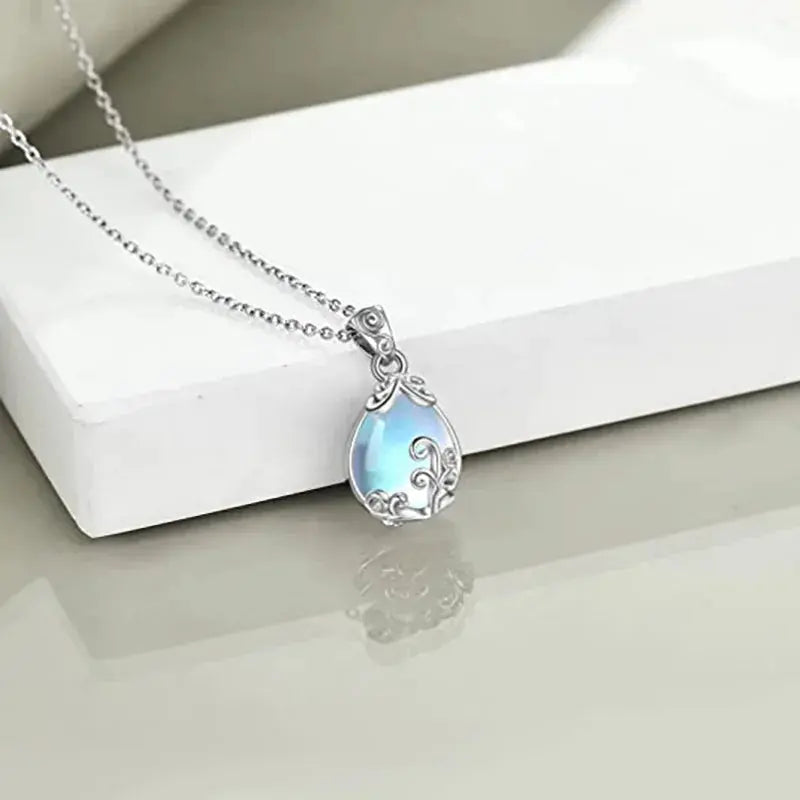 Moonstone Water Drop Necklace - Vintage Pendant - close-up detail | Veloria