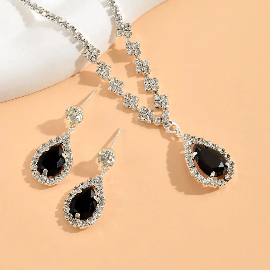 Water Drop Jewelry Set - claw chain necklace detail | Veloria